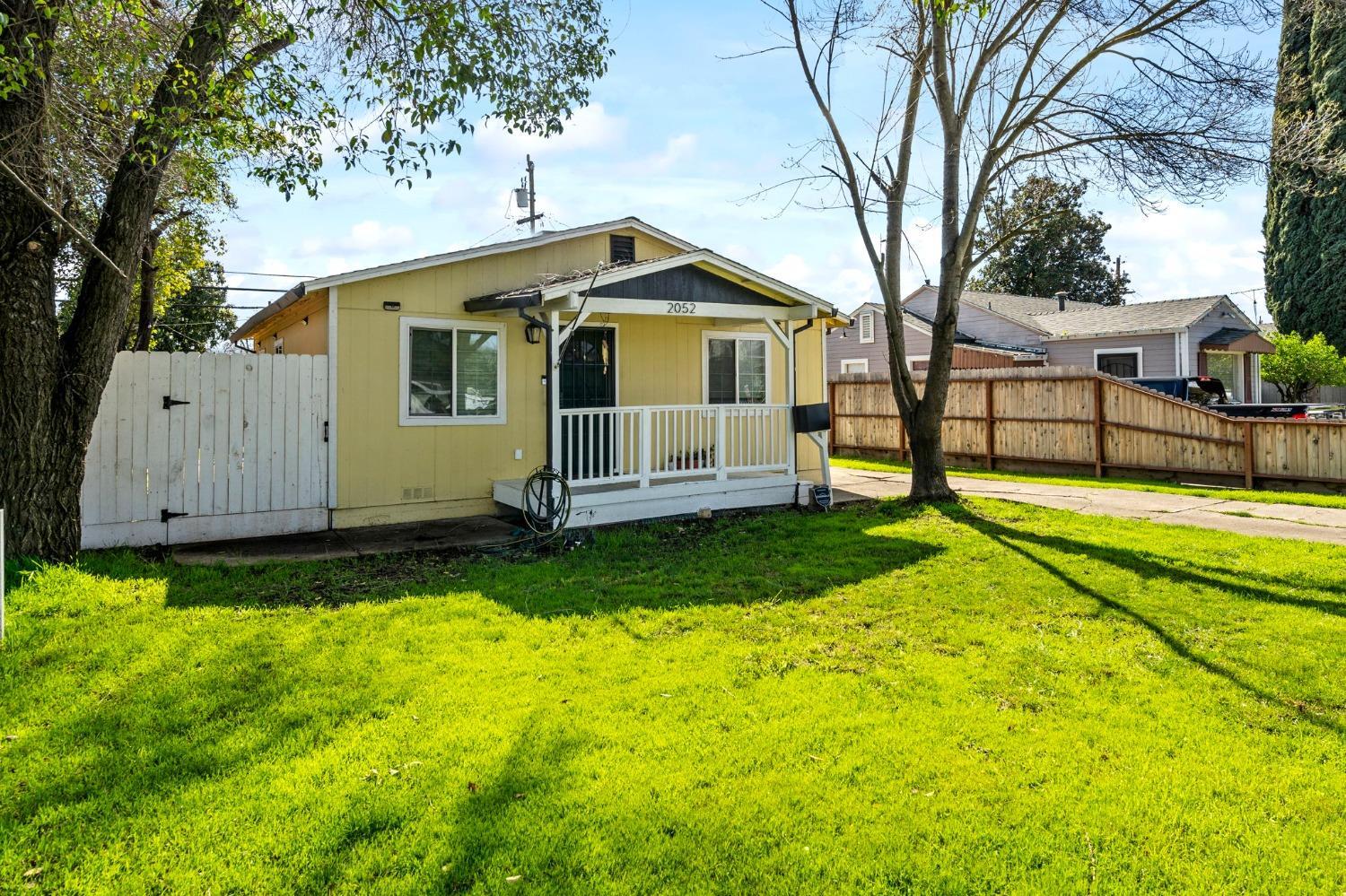 Detail Gallery Image 2 of 31 For 2052 Elmwood Ave, Stockton,  CA 95204 - 2 Beds | 1 Baths