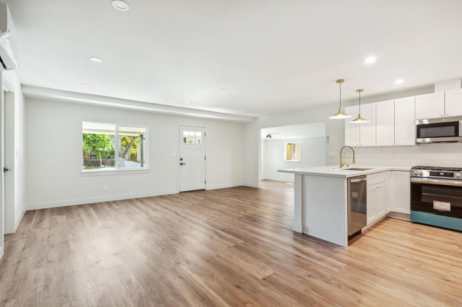 Detail Gallery Image 4 of 27 For 604 Myrtle Ave, West Sacramento,  CA 95605 - 4 Beds | 3 Baths