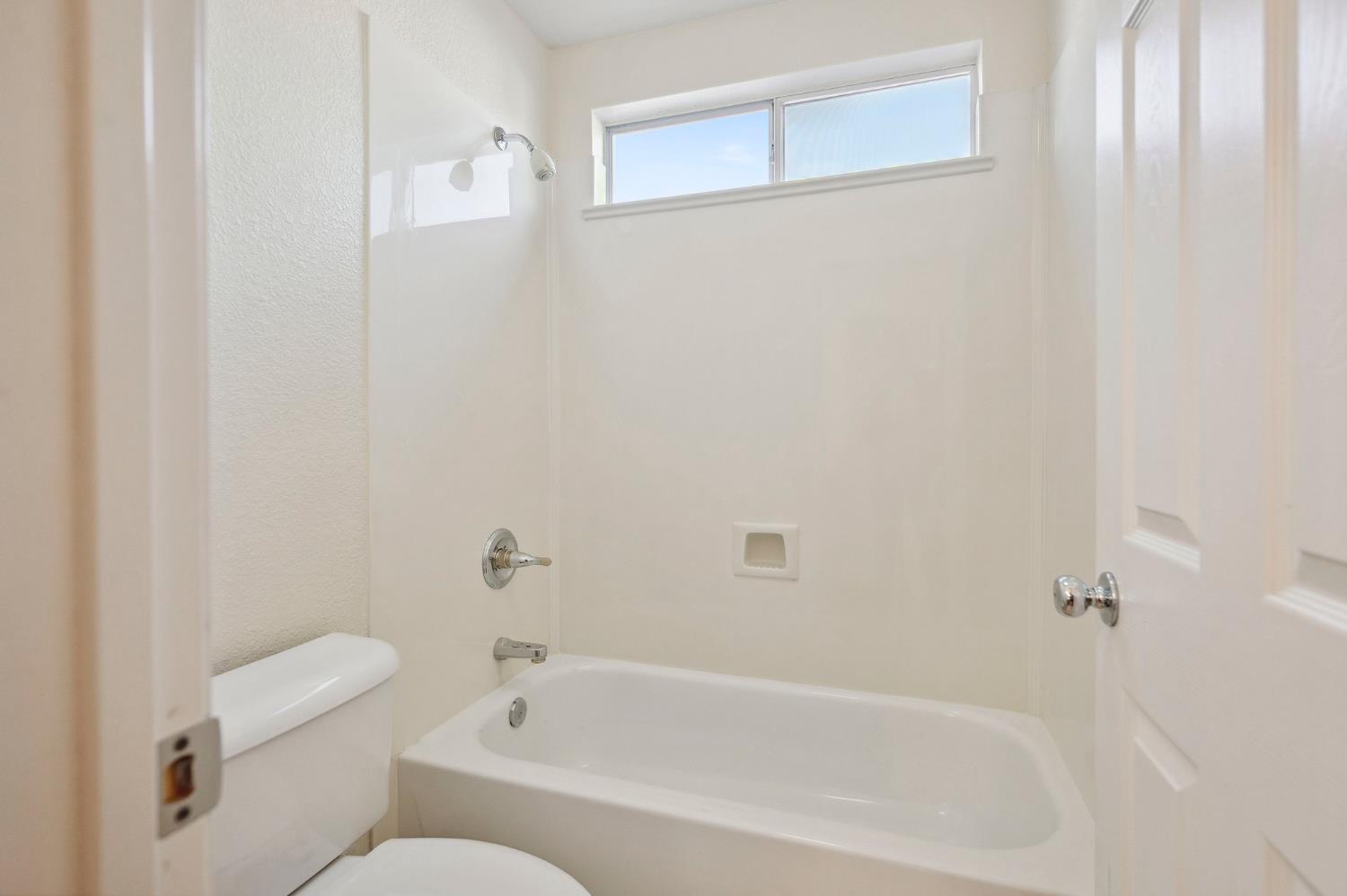 Detail Gallery Image 27 of 39 For 6307 Brook Hollow Cir, Stockton,  CA 95219 - 5 Beds | 3 Baths