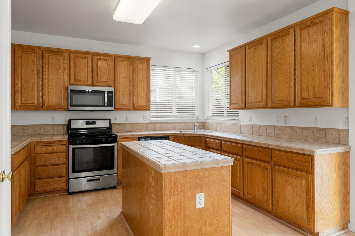 Detail Gallery Image 16 of 54 For 1510 Cedarbrook Rd, West Sacramento,  CA 95691 - 4 Beds | 3 Baths