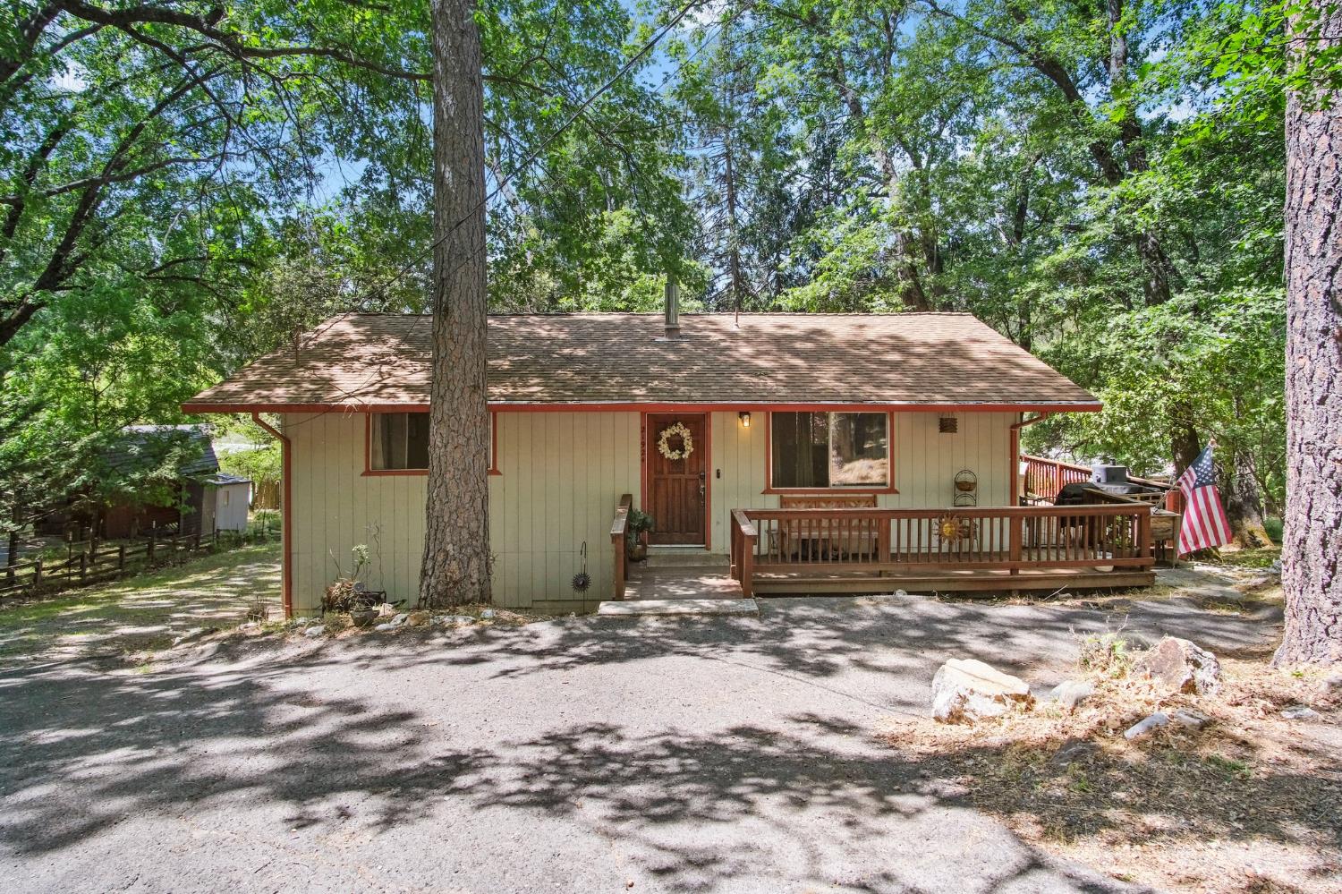 Detail Gallery Image 1 of 25 For 21924 Feather River Dr, Sonora,  CA 95370 - 2 Beds | 1 Baths