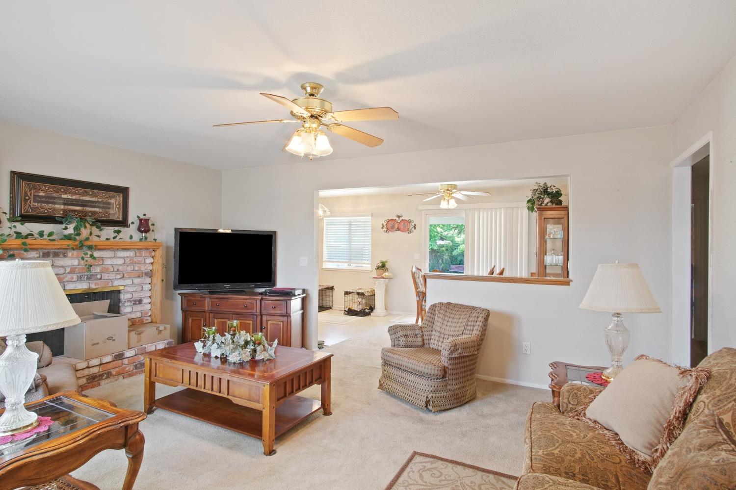 Detail Gallery Image 4 of 22 For 2360 Rochelle Ave, Turlock,  CA 95382 - 3 Beds | 2 Baths