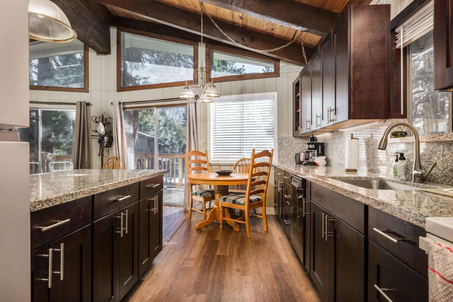 Detail Gallery Image 14 of 44 For 1644 Crystal Air Dr, South Lake Tahoe,  CA 96150 - 3 Beds | 1/1 Baths
