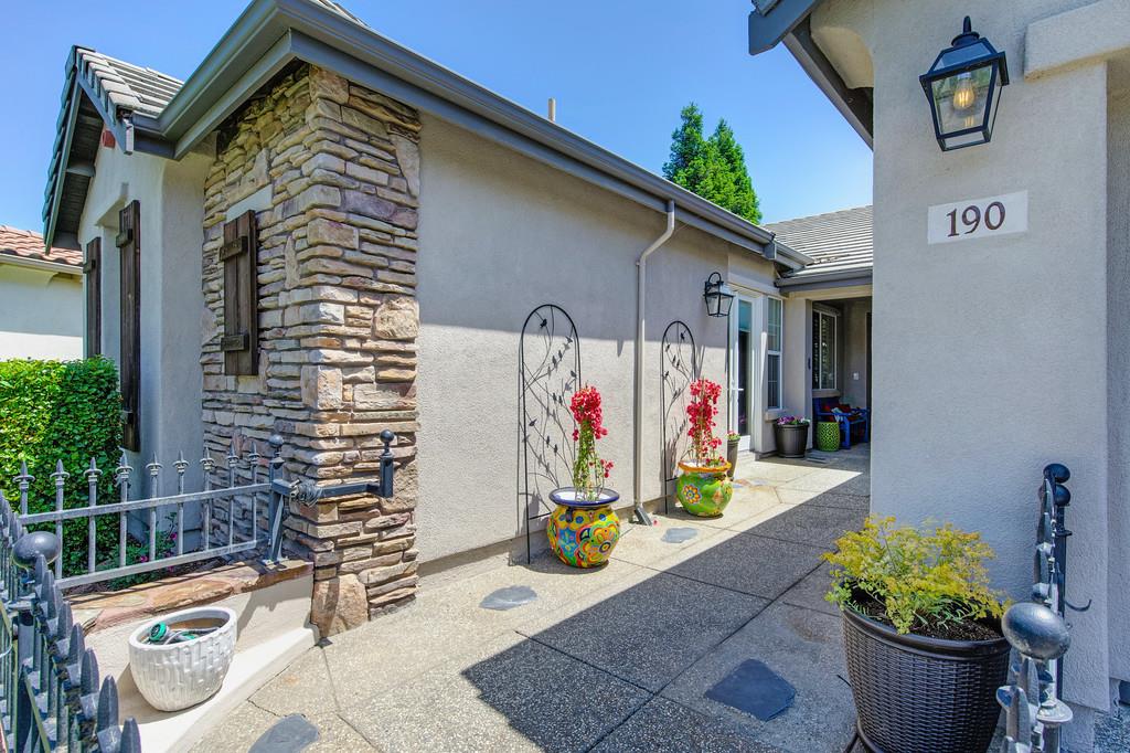 Detail Gallery Image 4 of 99 For 190 Montilla Cir, Sacramento,  CA 95835 - 2 Beds | 2 Baths