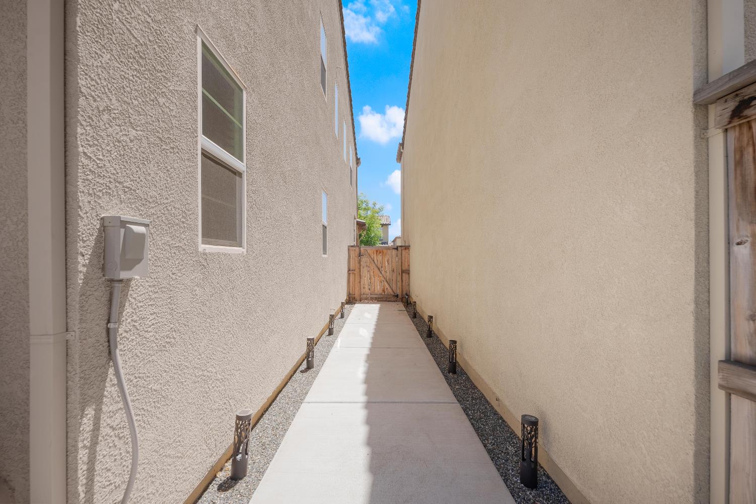 Detail Gallery Image 42 of 55 For 257 Bywell Bridge Cir, Sacramento,  CA 95823 - 3 Beds | 2/1 Baths