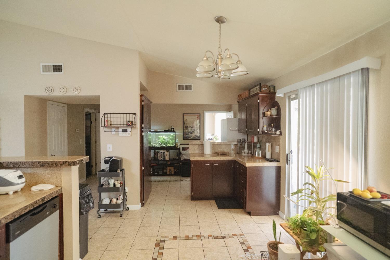Detail Gallery Image 10 of 35 For 310 Buena Vista Ct, Merced,  CA 95348 - 4 Beds | 2/1 Baths