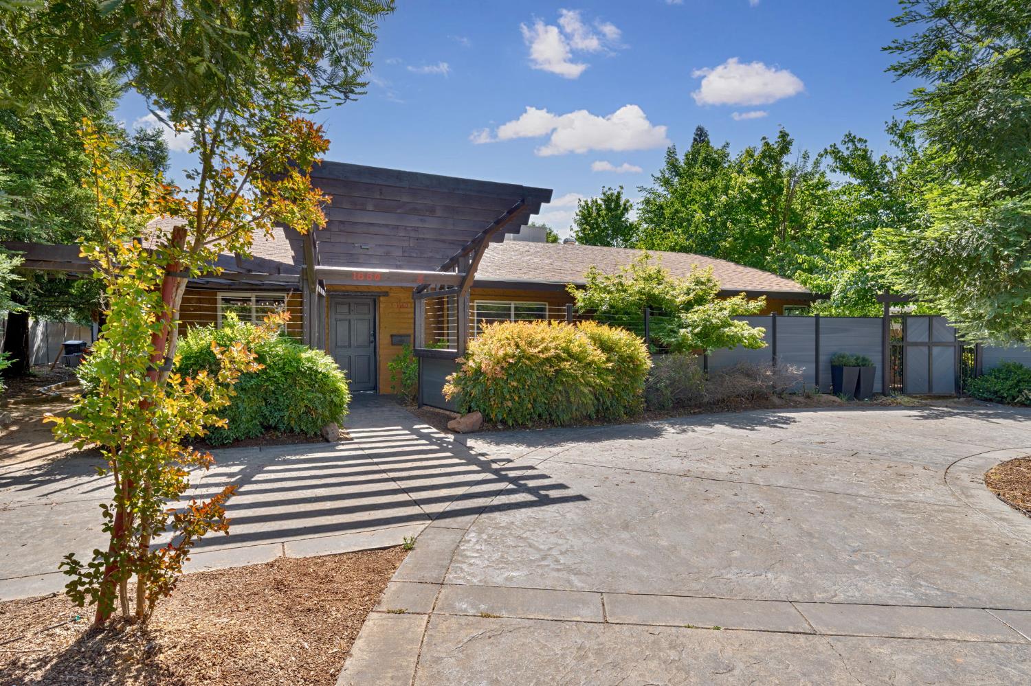 Detail Gallery Image 1 of 32 For 1660 La Playa Way, Sacramento,  CA 95864 - 3 Beds | 1 Baths