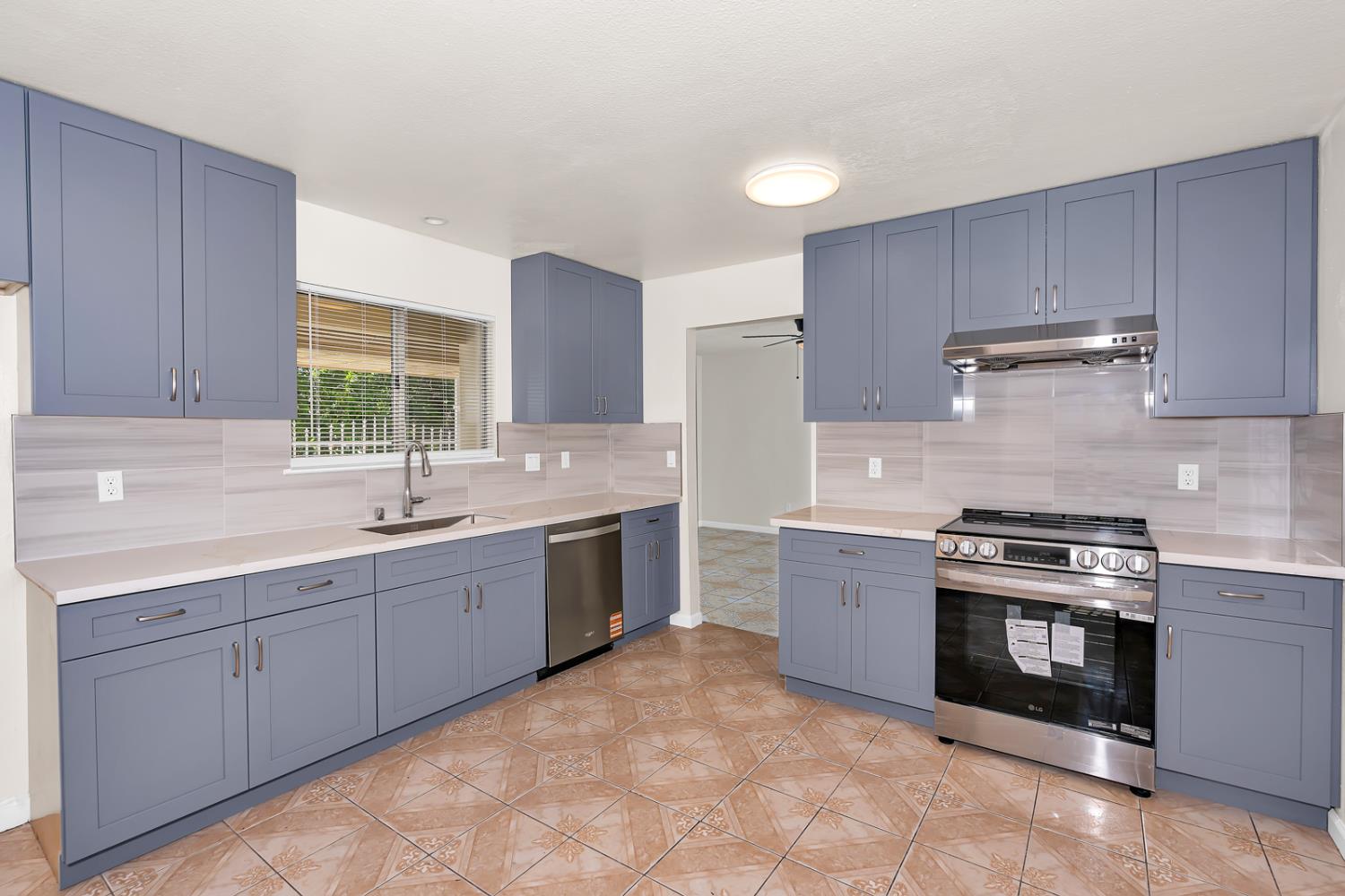 Detail Gallery Image 5 of 30 For 732 Bristlecone Way, Modesto,  CA 95351 - 3 Beds | 2 Baths