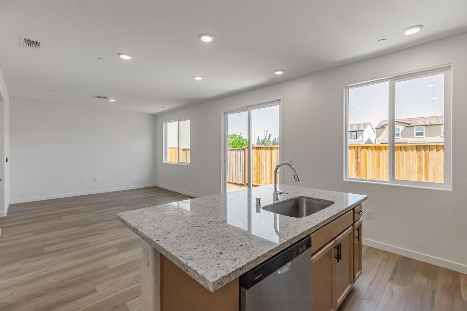 Detail Gallery Image 3 of 13 For 5272 Senesta Cir, Sacramento,  CA 95824 - 3 Beds | 2/1 Baths