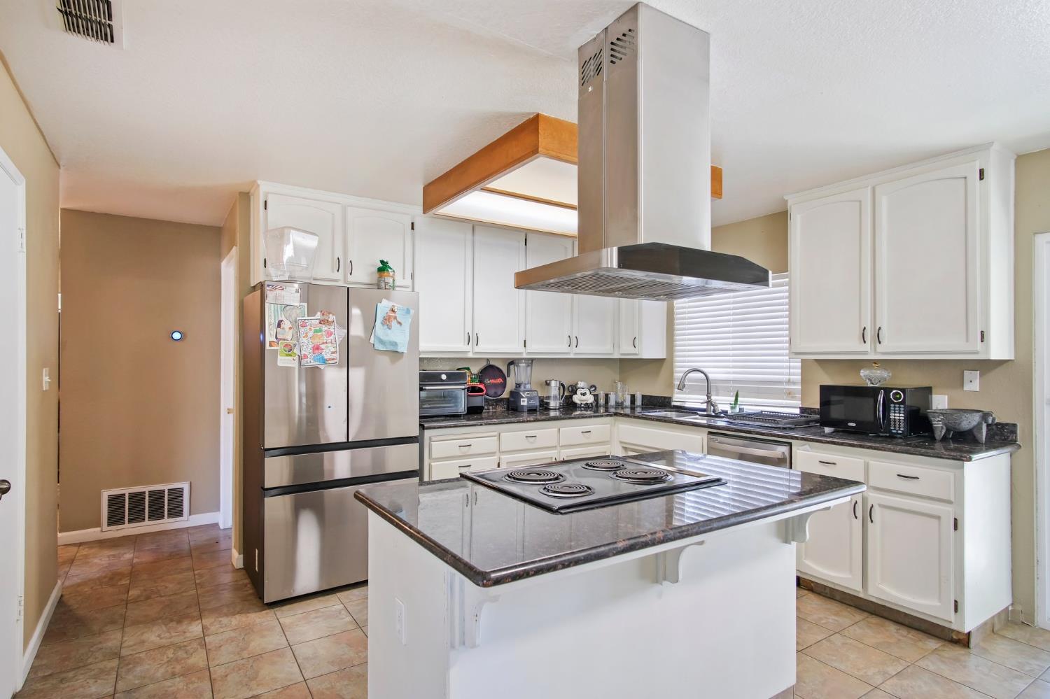 Detail Gallery Image 4 of 17 For 1357 Mark Ct, Turlock,  CA 95380 - 3 Beds | 2 Baths