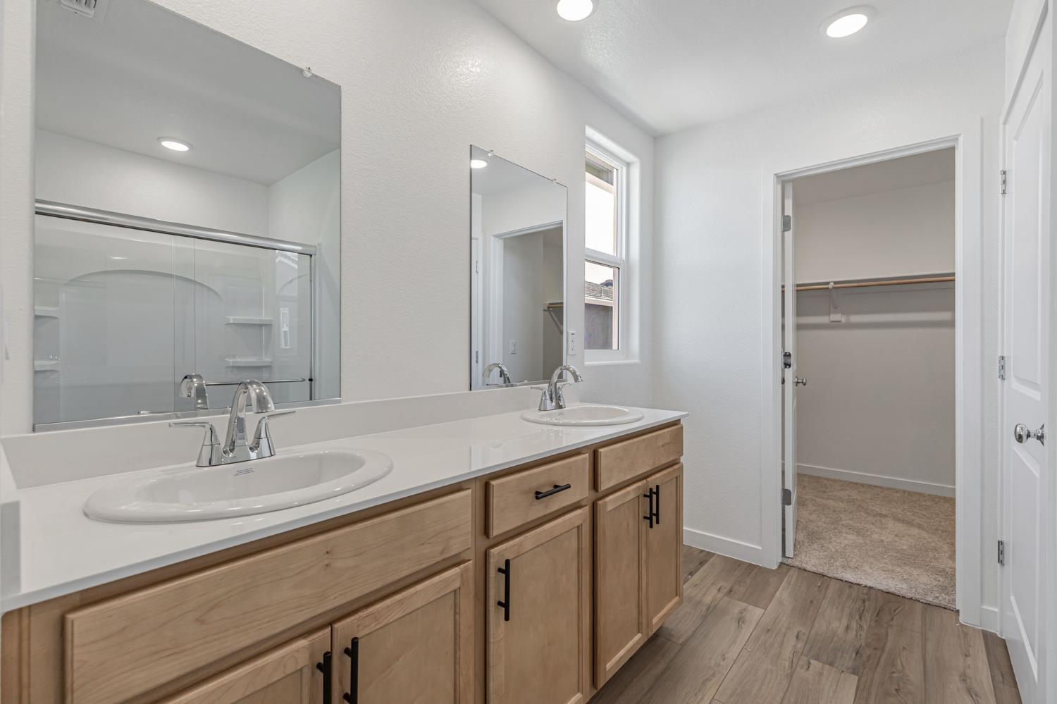 Detail Gallery Image 4 of 13 For 5272 Senesta Cir, Sacramento,  CA 95824 - 3 Beds | 2/1 Baths