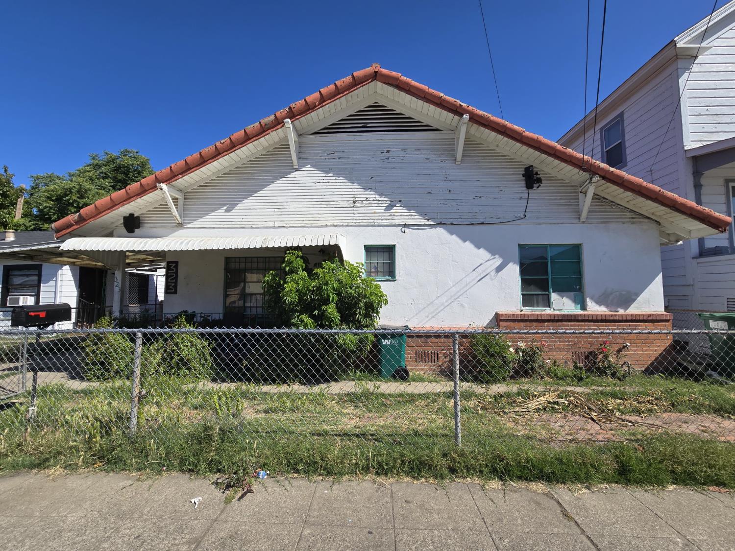 Detail Gallery Image 1 of 9 For 323 E Church St, Stockton,  CA 95203 - 3 Beds | 2 Baths