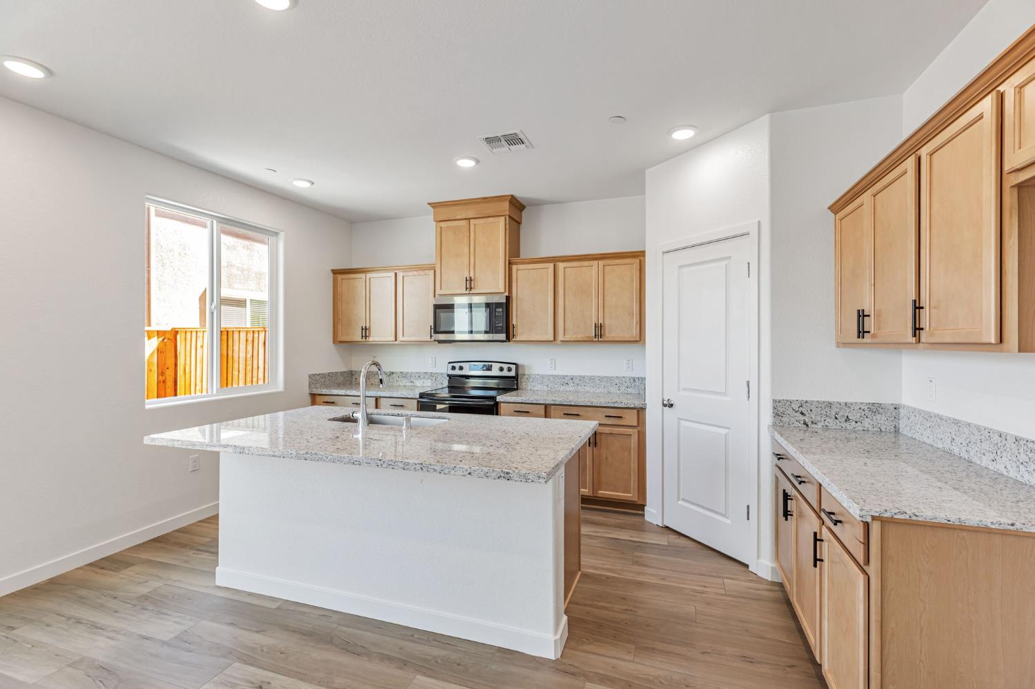 Detail Gallery Image 2 of 13 For 5272 Senesta Cir, Sacramento,  CA 95824 - 3 Beds | 2/1 Baths