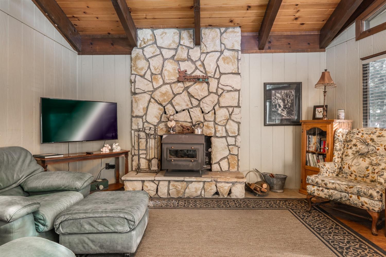 Detail Gallery Image 3 of 44 For 1644 Crystal Air Dr, South Lake Tahoe,  CA 96150 - 3 Beds | 1/1 Baths