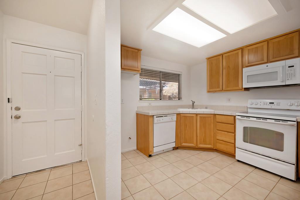 Detail Gallery Image 3 of 33 For 564 Pirinen Ln #C,  Modesto,  CA 95354 - 3 Beds | 1/1 Baths