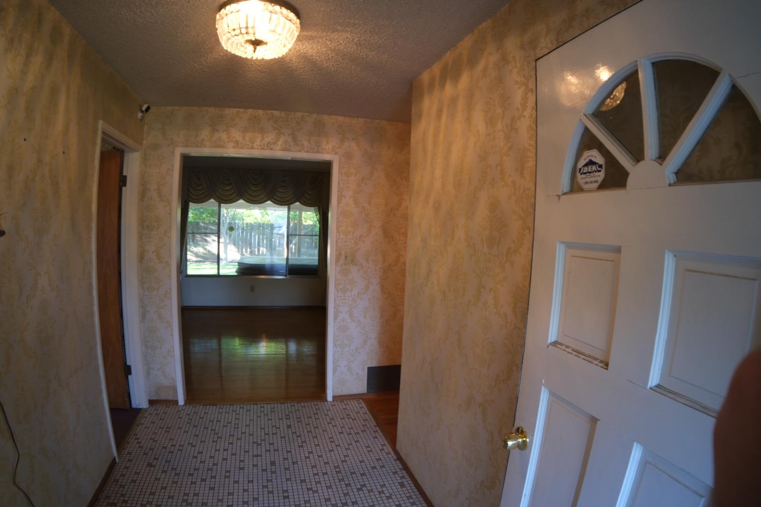 Detail Gallery Image 3 of 31 For 385 Birchwood Ct, Modesto,  CA 95350 - 3 Beds | 2 Baths