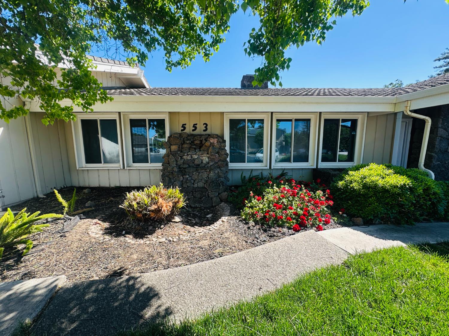Detail Gallery Image 2 of 41 For 553 Manor Oak Pl, Manteca,  CA 95336 - 4 Beds | 3 Baths