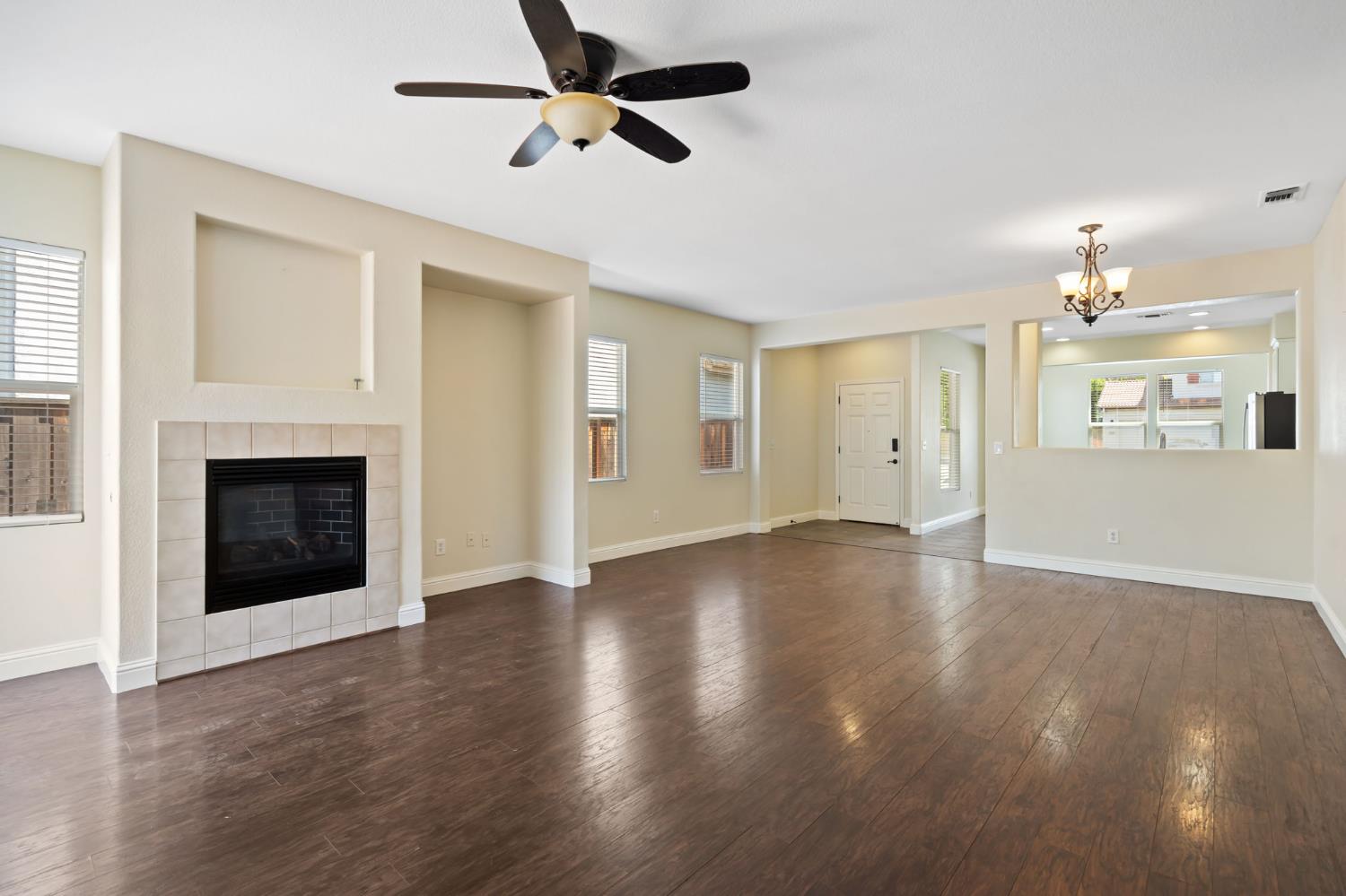 Detail Gallery Image 4 of 23 For 6530 Mystery Mountain Way, Rocklin,  CA 95765 - 3 Beds | 2 Baths