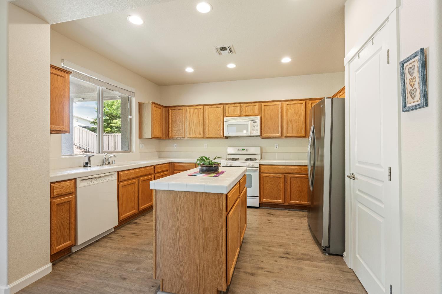 Detail Gallery Image 7 of 19 For 2856 Black Hawk Ln, Lincoln,  CA 95648 - 2 Beds | 2 Baths
