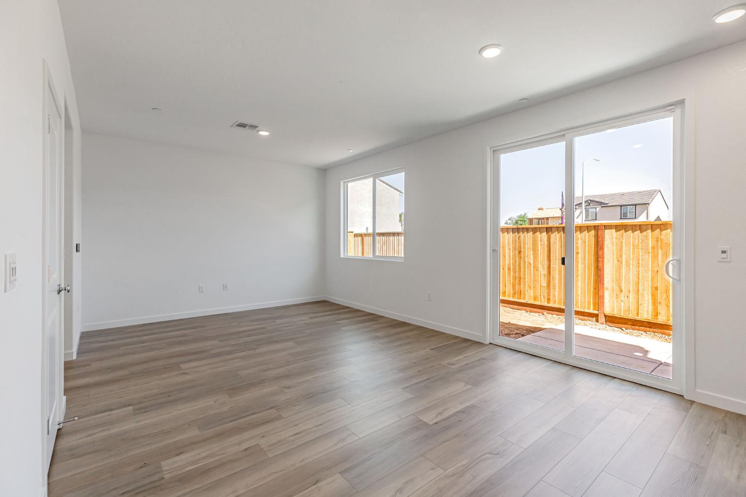 Detail Gallery Image 7 of 13 For 5272 Senesta Cir, Sacramento,  CA 95824 - 3 Beds | 2/1 Baths