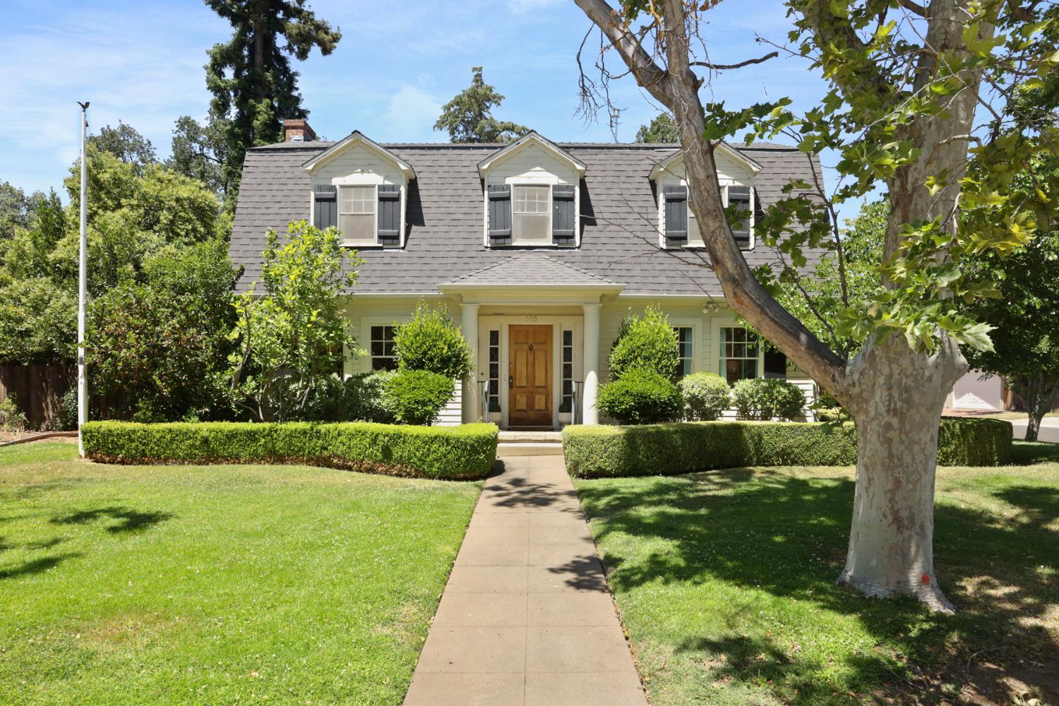 Detail Gallery Image 2 of 51 For 105 W Euclid Ave, Stockton,  CA 95204 - 4 Beds | 2 Baths