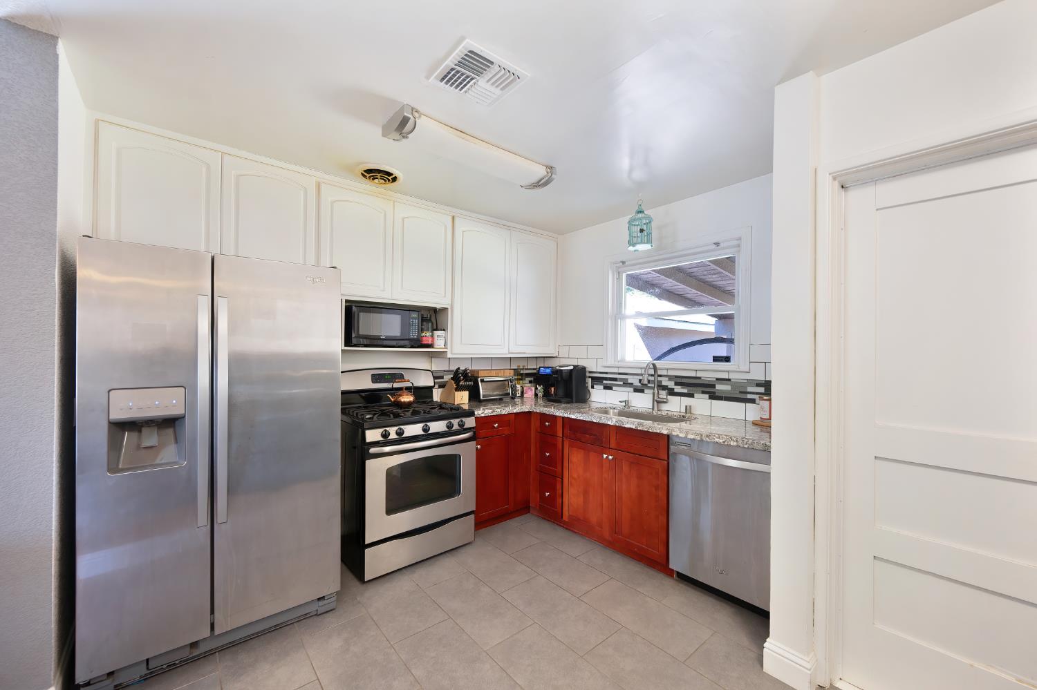 Detail Gallery Image 8 of 20 For 3723 61st St, Sacramento,  CA 95820 - 3 Beds | 1 Baths