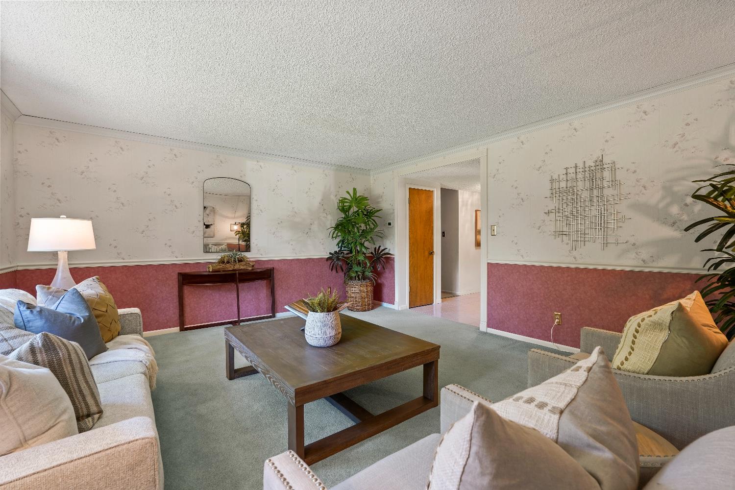Detail Gallery Image 6 of 39 For 6400 Scenic Oak Ct, Carmichael,  CA 95608 - 4 Beds | 2/1 Baths