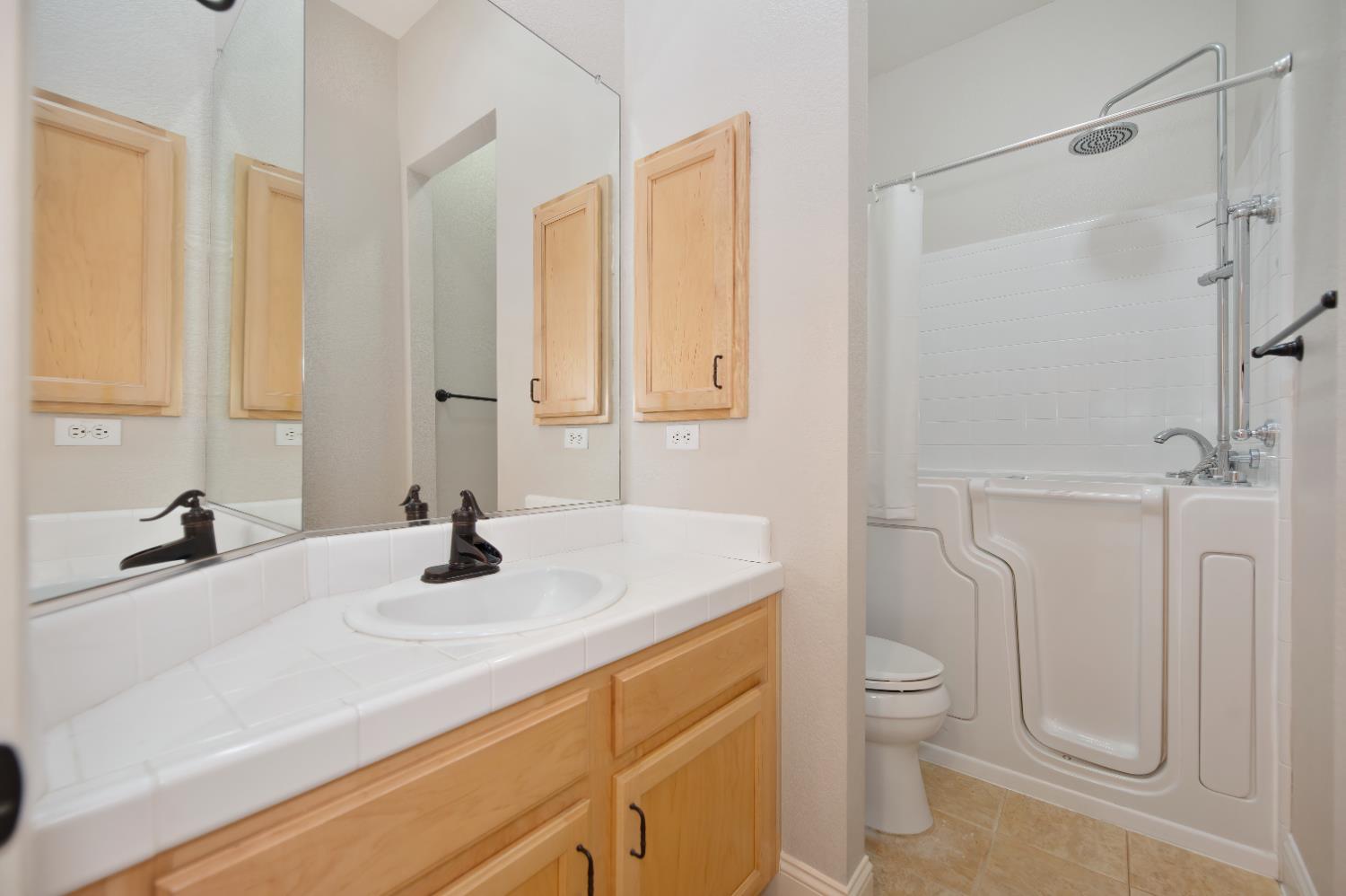 Detail Gallery Image 13 of 44 For 12040 Gold Arbor Ln, Gold River,  CA 95670 - 3 Beds | 2 Baths