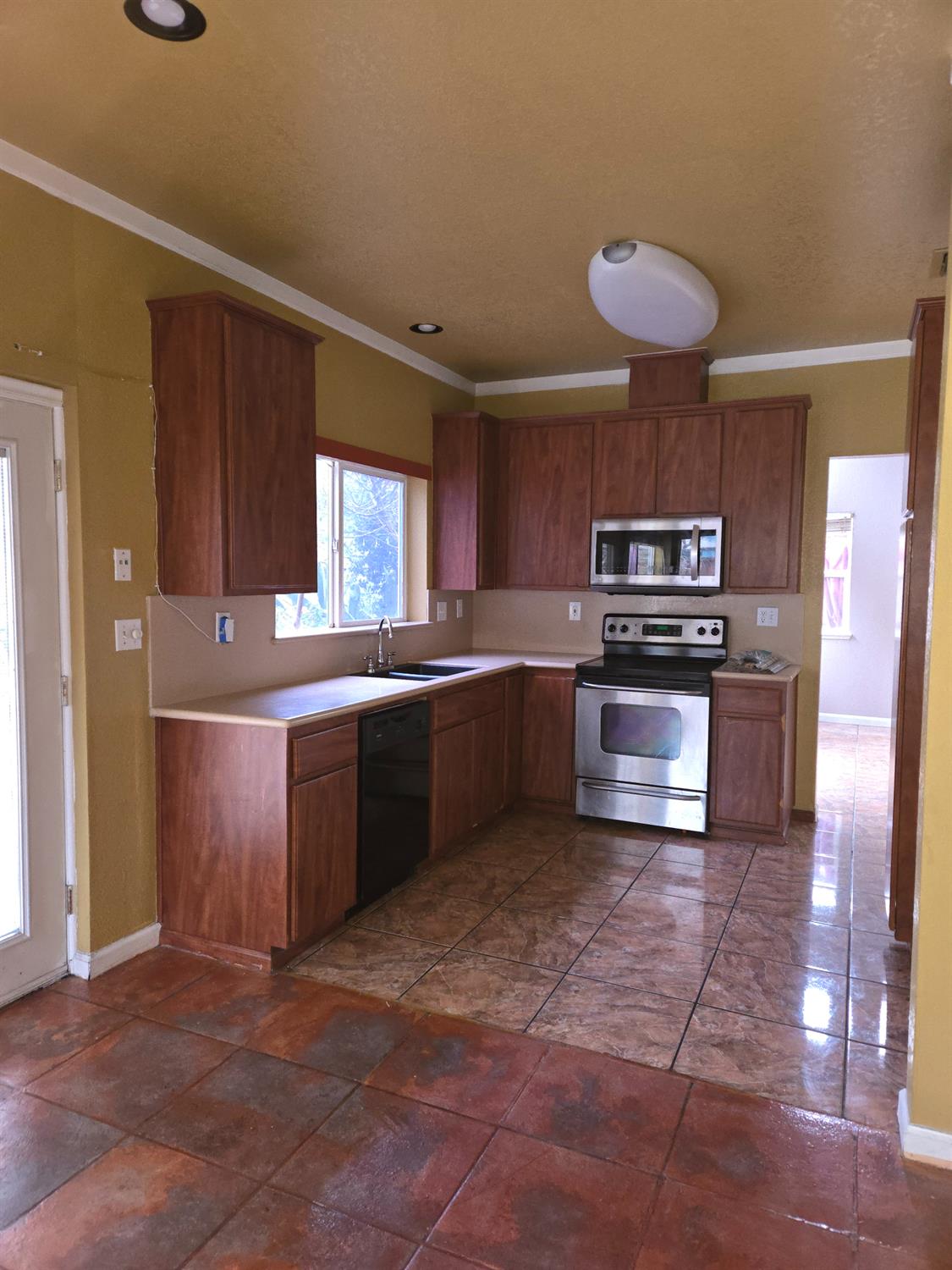 Detail Gallery Image 4 of 49 For 3634 Whispering Creek Cir, Stockton,  CA 95219 - 3 Beds | 2/1 Baths