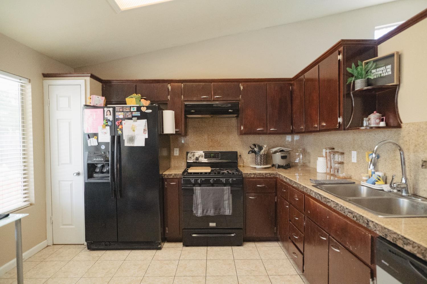 Detail Gallery Image 12 of 35 For 310 Buena Vista Ct, Merced,  CA 95348 - 4 Beds | 2/1 Baths