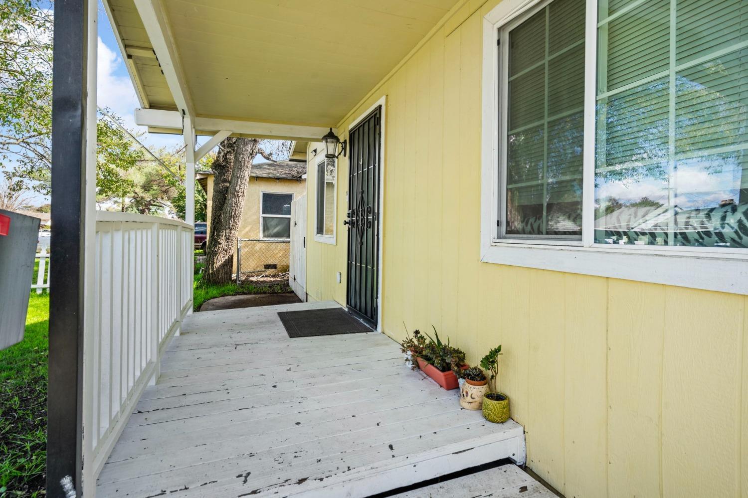 Detail Gallery Image 4 of 31 For 2052 Elmwood Ave, Stockton,  CA 95204 - 2 Beds | 1 Baths