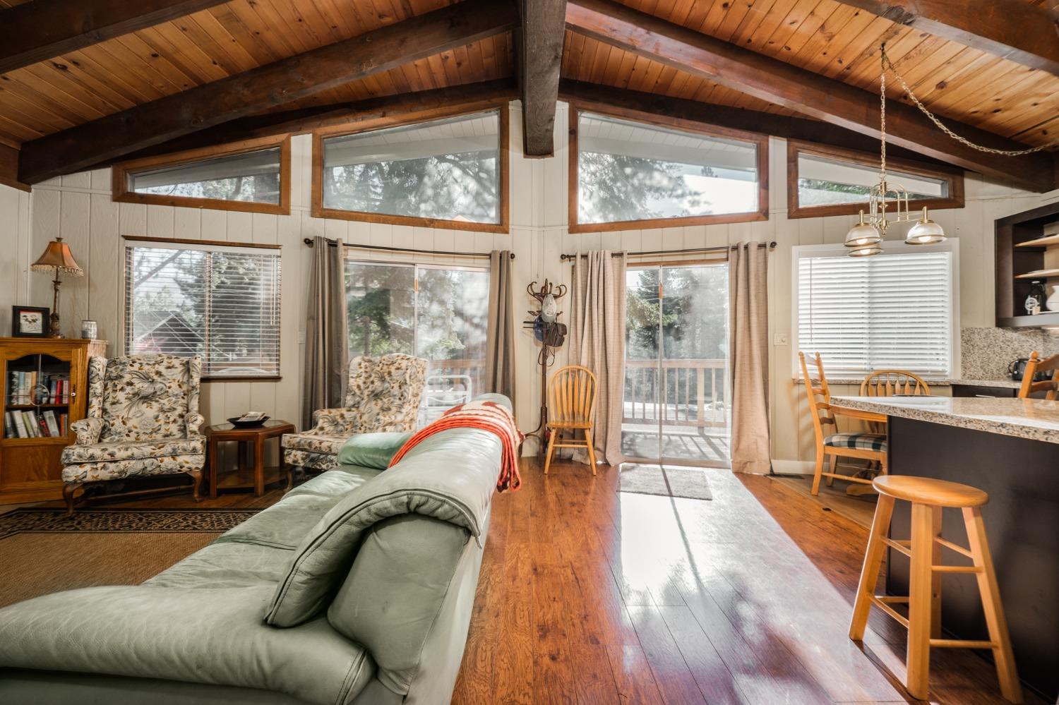 Detail Gallery Image 4 of 44 For 1644 Crystal Air Dr, South Lake Tahoe,  CA 96150 - 3 Beds | 1/1 Baths