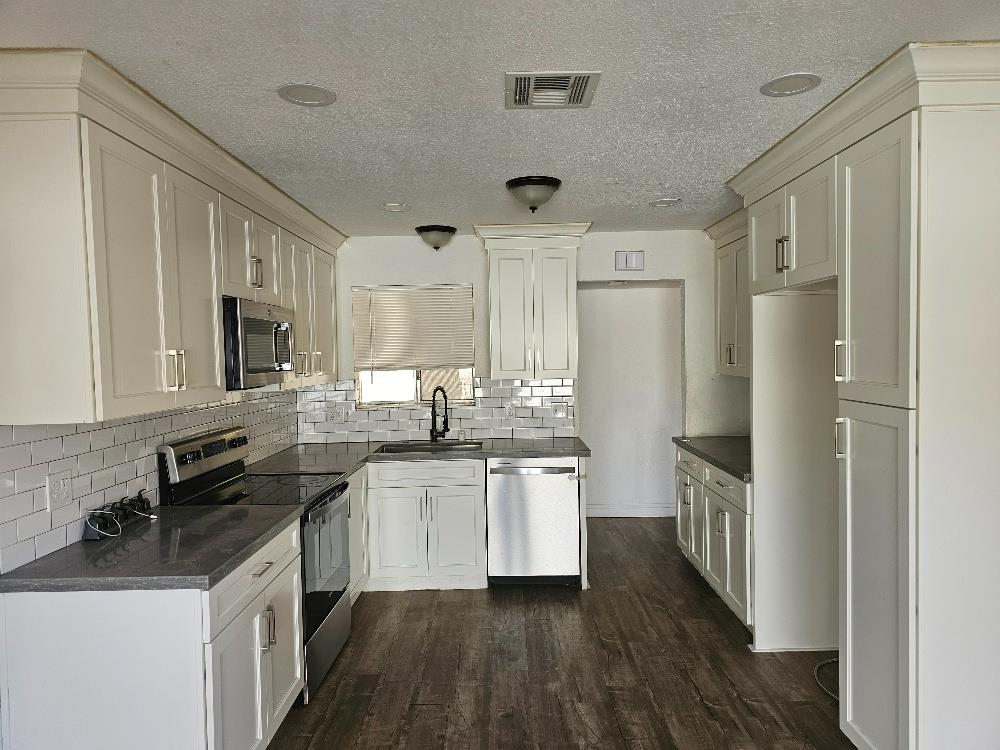 Detail Gallery Image 2 of 15 For 811 San Miguel Ave, Stockton,  CA 95210 - 3 Beds | 2 Baths