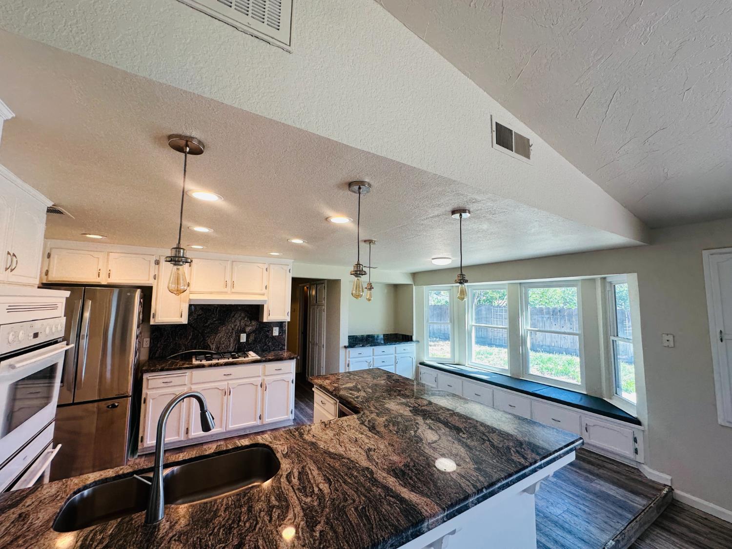 Detail Gallery Image 12 of 41 For 553 Manor Oak Pl, Manteca,  CA 95336 - 4 Beds | 3 Baths