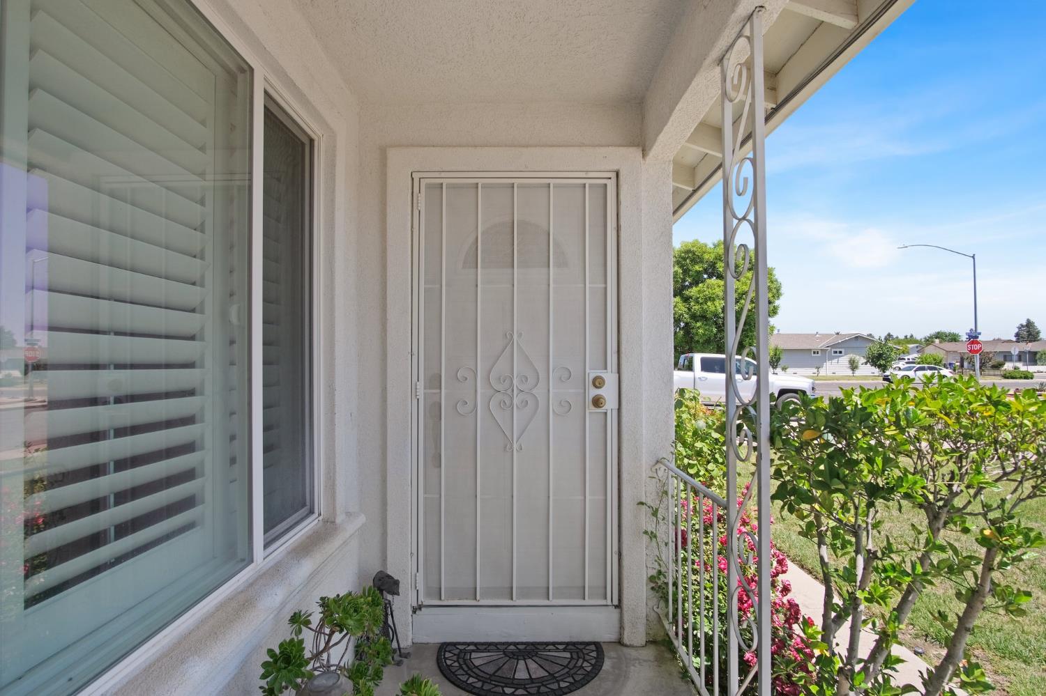 Detail Gallery Image 2 of 22 For 2360 Rochelle Ave, Turlock,  CA 95382 - 3 Beds | 2 Baths