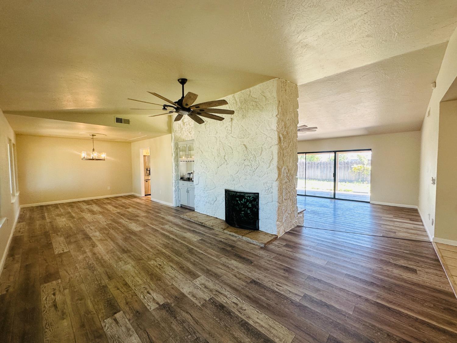 Detail Gallery Image 7 of 41 For 553 Manor Oak Pl, Manteca,  CA 95336 - 4 Beds | 3 Baths