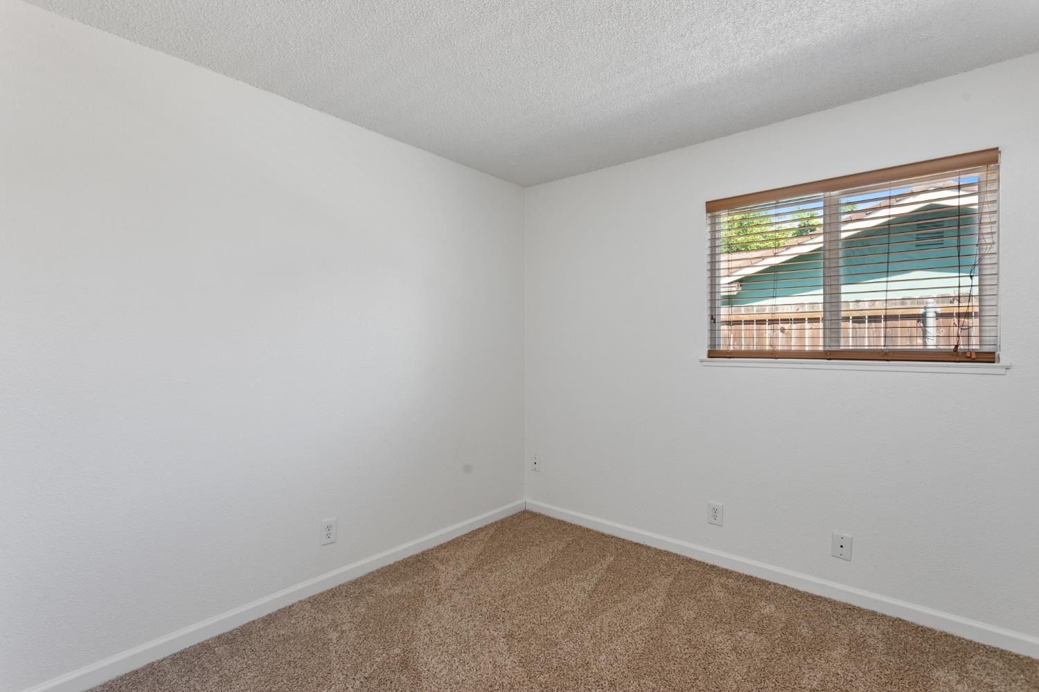 Detail Gallery Image 15 of 26 For 6528 Meadowcreek Way, Citrus Heights,  CA 95621 - 4 Beds | 2 Baths