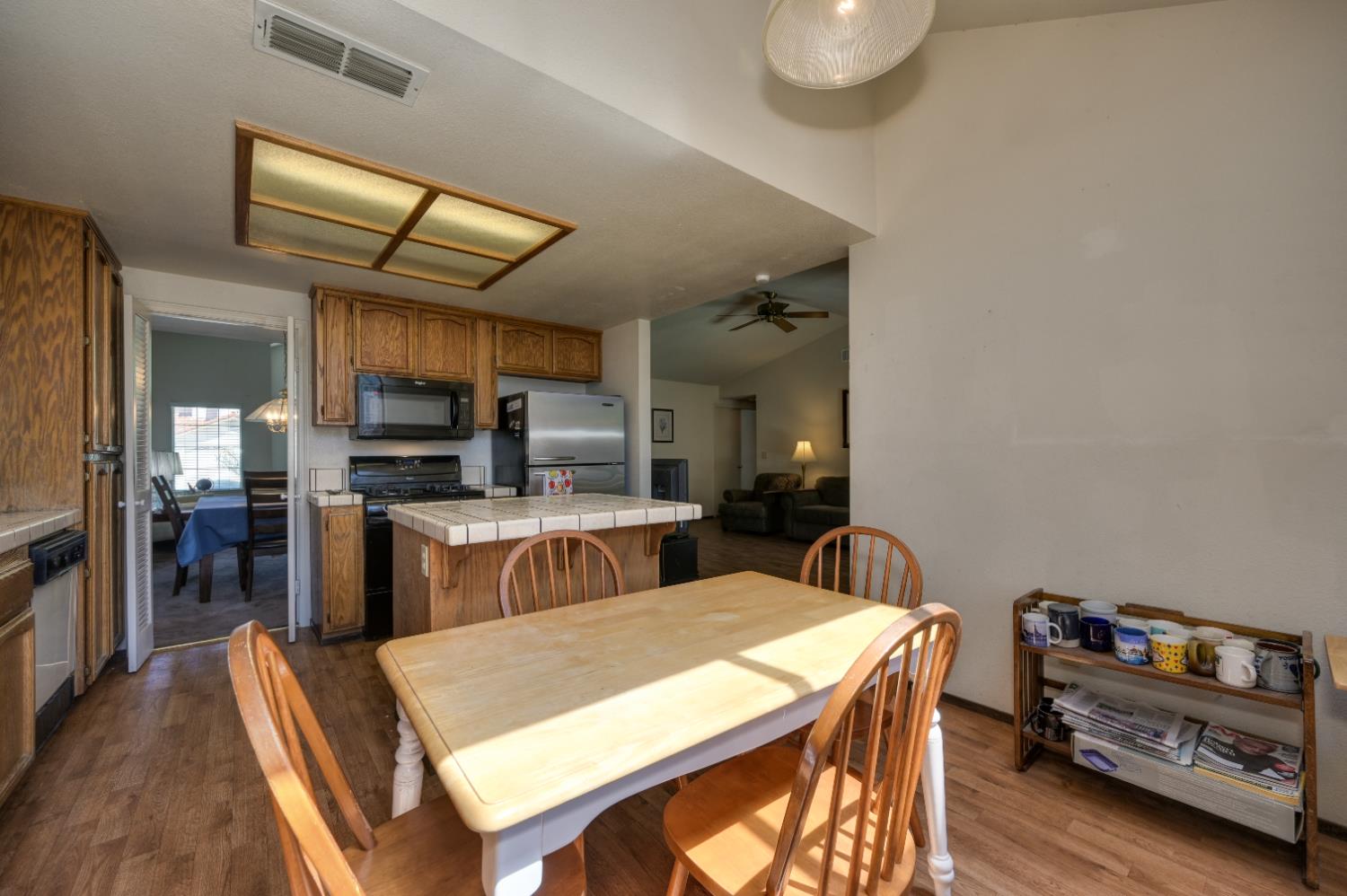 Detail Gallery Image 15 of 42 For 7827 River Estates Dr, Sacramento,  CA 95831 - 3 Beds | 2 Baths