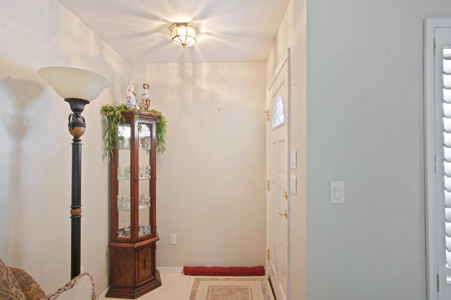 Detail Gallery Image 3 of 22 For 2360 Rochelle Ave, Turlock,  CA 95382 - 3 Beds | 2 Baths