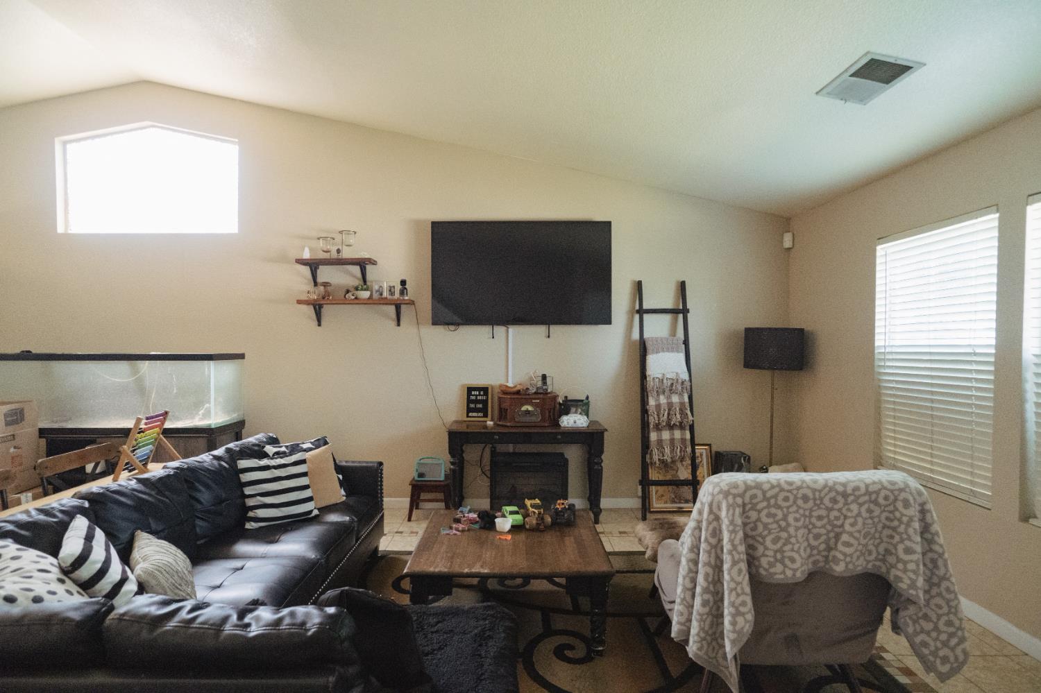 Detail Gallery Image 6 of 35 For 310 Buena Vista Ct, Merced,  CA 95348 - 4 Beds | 2/1 Baths