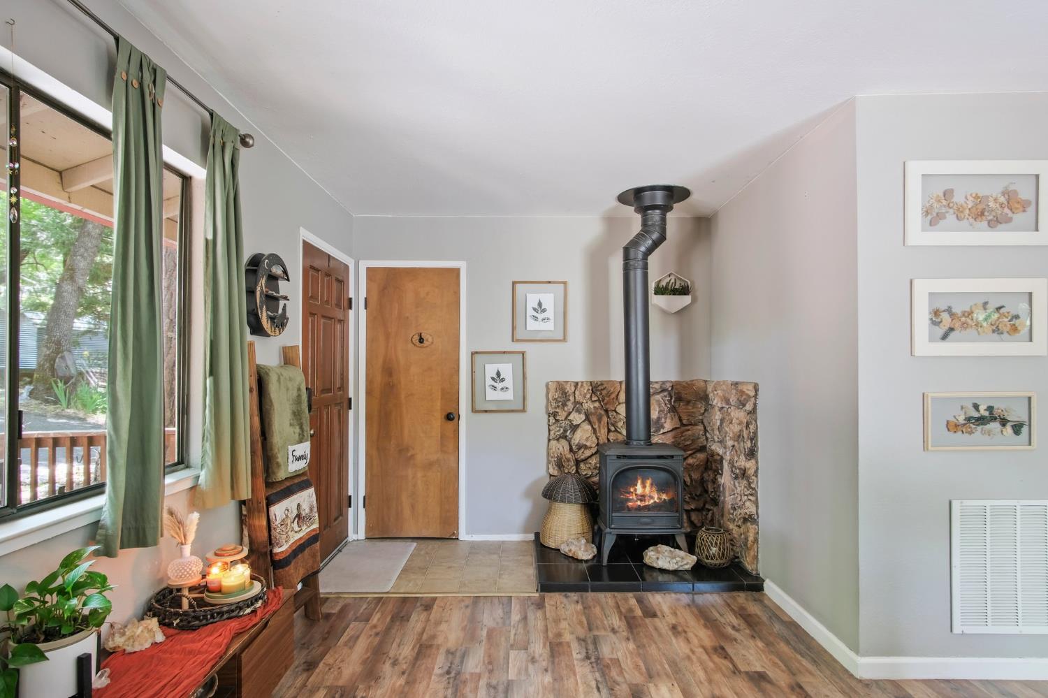 Detail Gallery Image 4 of 25 For 21924 Feather River Dr, Sonora,  CA 95370 - 2 Beds | 1 Baths