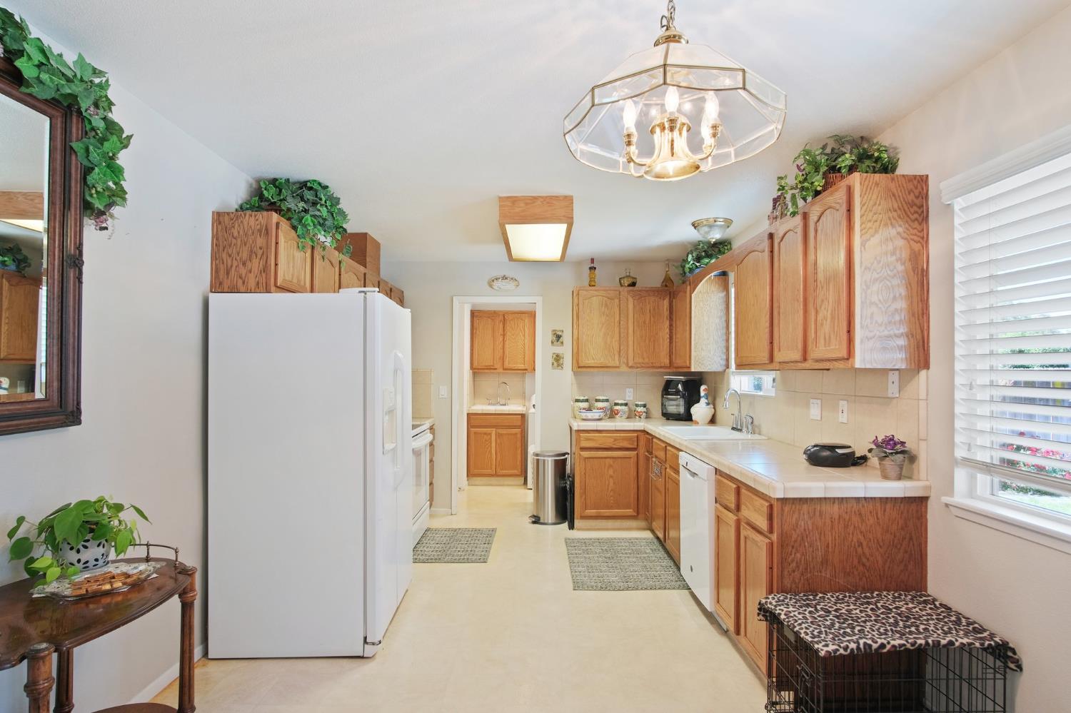 Detail Gallery Image 6 of 22 For 2360 Rochelle Ave, Turlock,  CA 95382 - 3 Beds | 2 Baths