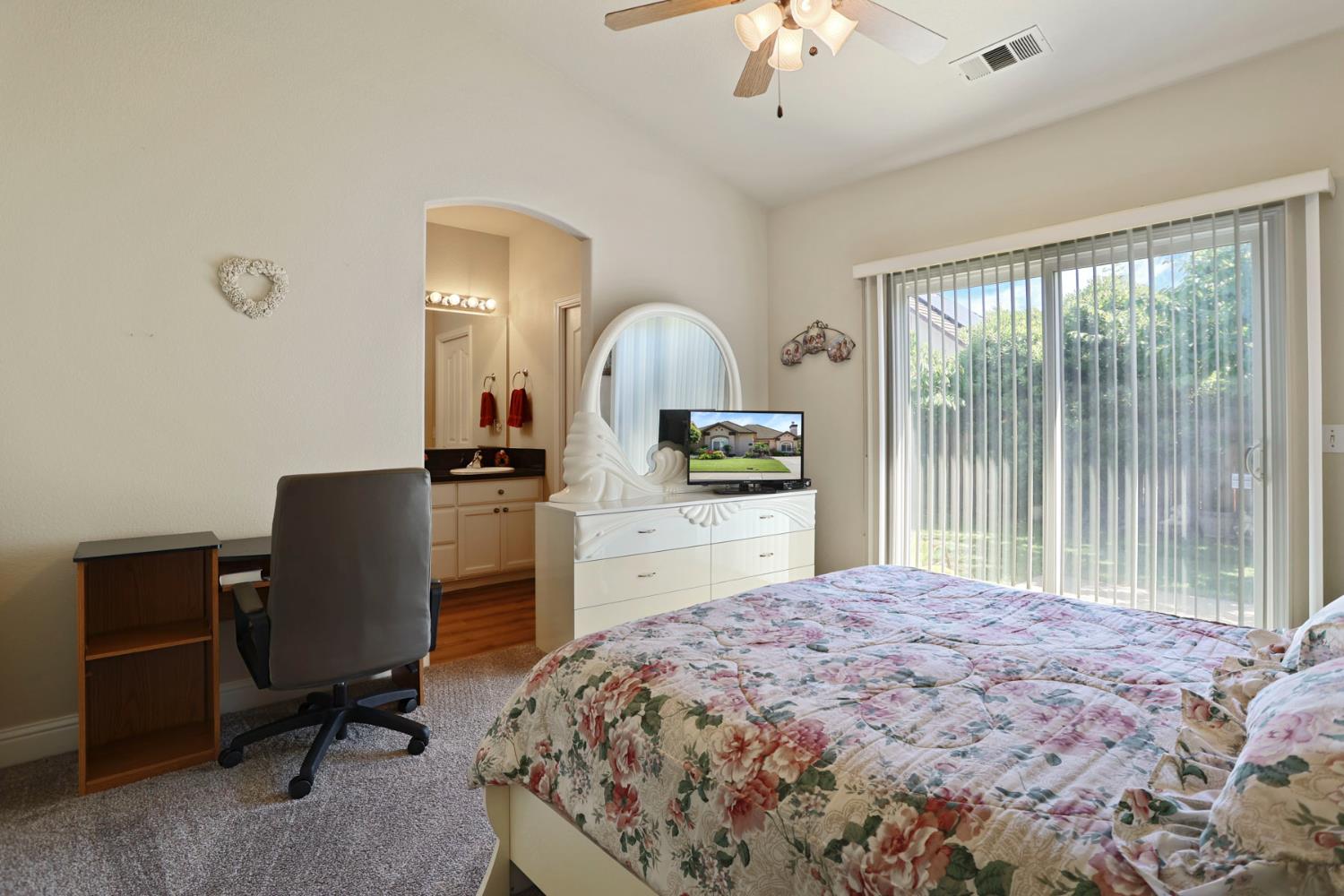 Detail Gallery Image 33 of 41 For 1930 Crystalwood Ln, Lodi,  CA 95242 - 3 Beds | 2 Baths