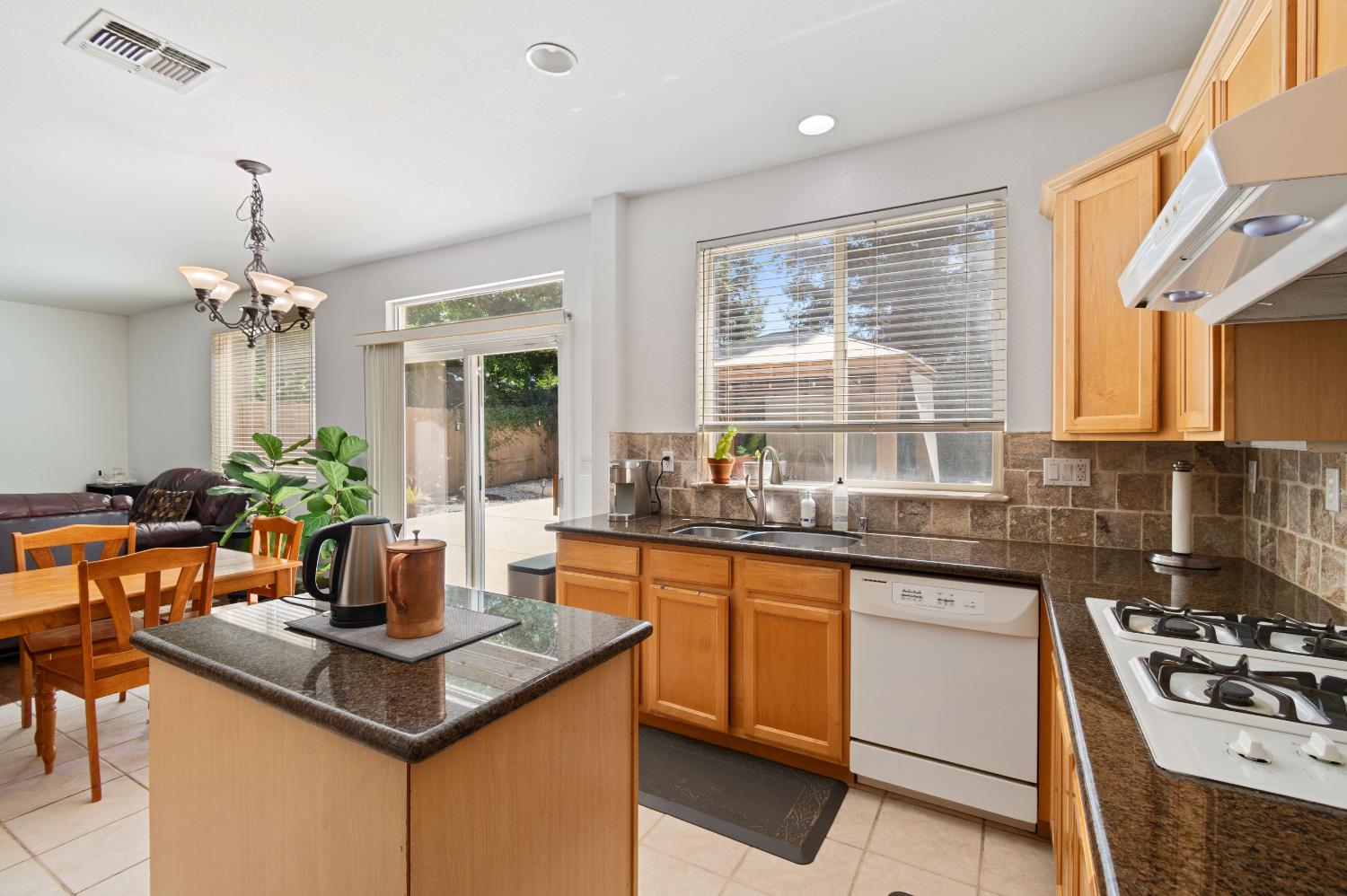 Detail Gallery Image 10 of 42 For 1045 Callander Way, Folsom,  CA 95630 - 4 Beds | 2/1 Baths