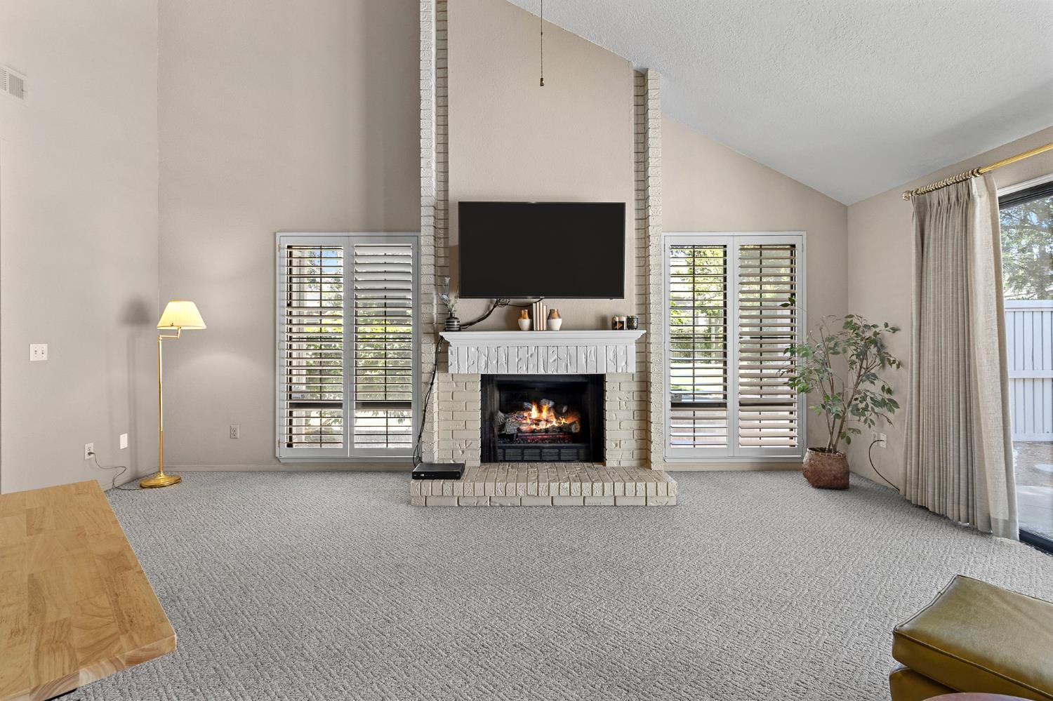 Detail Gallery Image 6 of 28 For 290 W Rumble Rd a,  Modesto,  CA 95350 - 2 Beds | 2 Baths