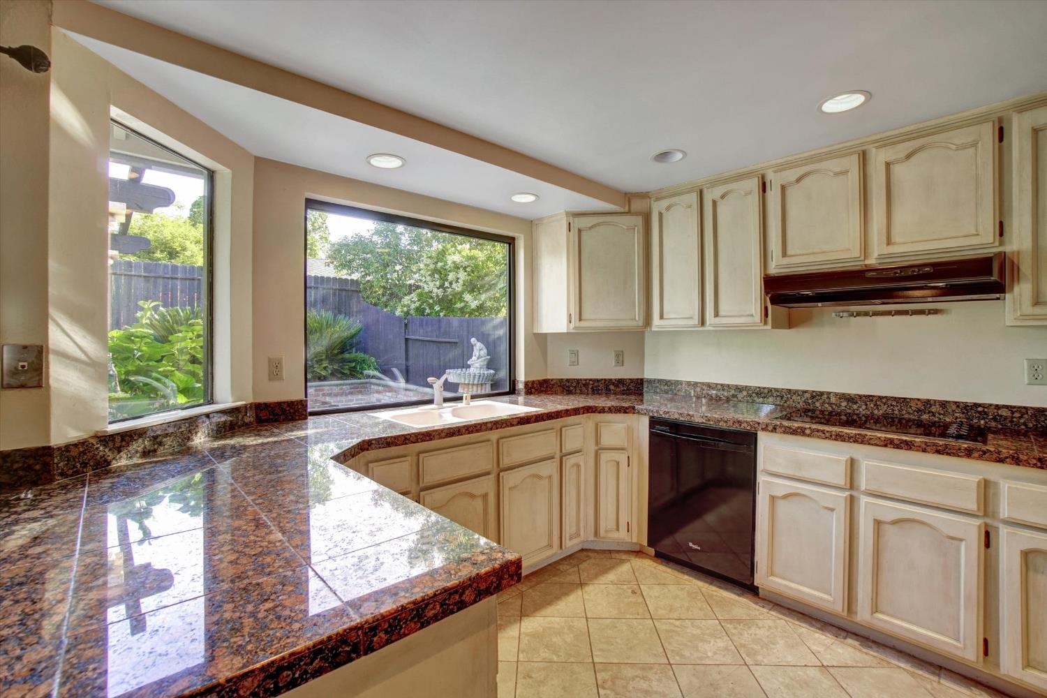 Detail Gallery Image 14 of 49 For 11161 Utopia River Ct, Rancho Cordova,  CA 95670 - 3 Beds | 2 Baths
