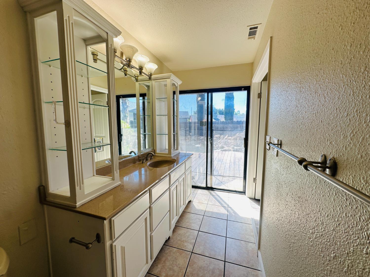 Detail Gallery Image 19 of 41 For 553 Manor Oak Pl, Manteca,  CA 95336 - 4 Beds | 3 Baths