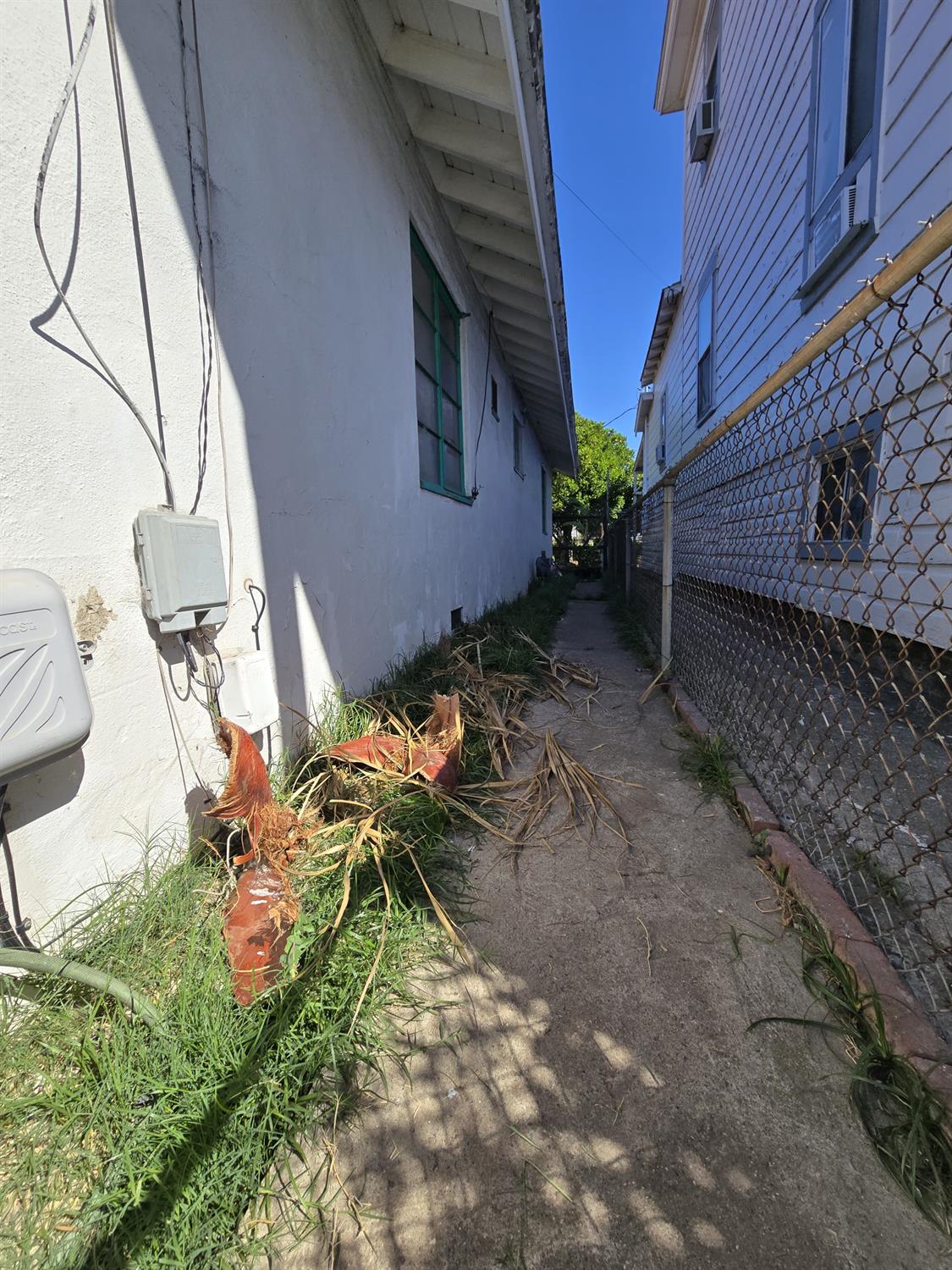 Detail Gallery Image 4 of 9 For 323 E Church St, Stockton,  CA 95203 - 3 Beds | 2 Baths