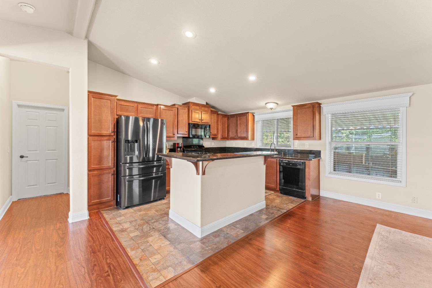 Detail Gallery Image 10 of 38 For 3901 Lake Rd 170, West Sacramento,  CA 95691 - 3 Beds | 2 Baths