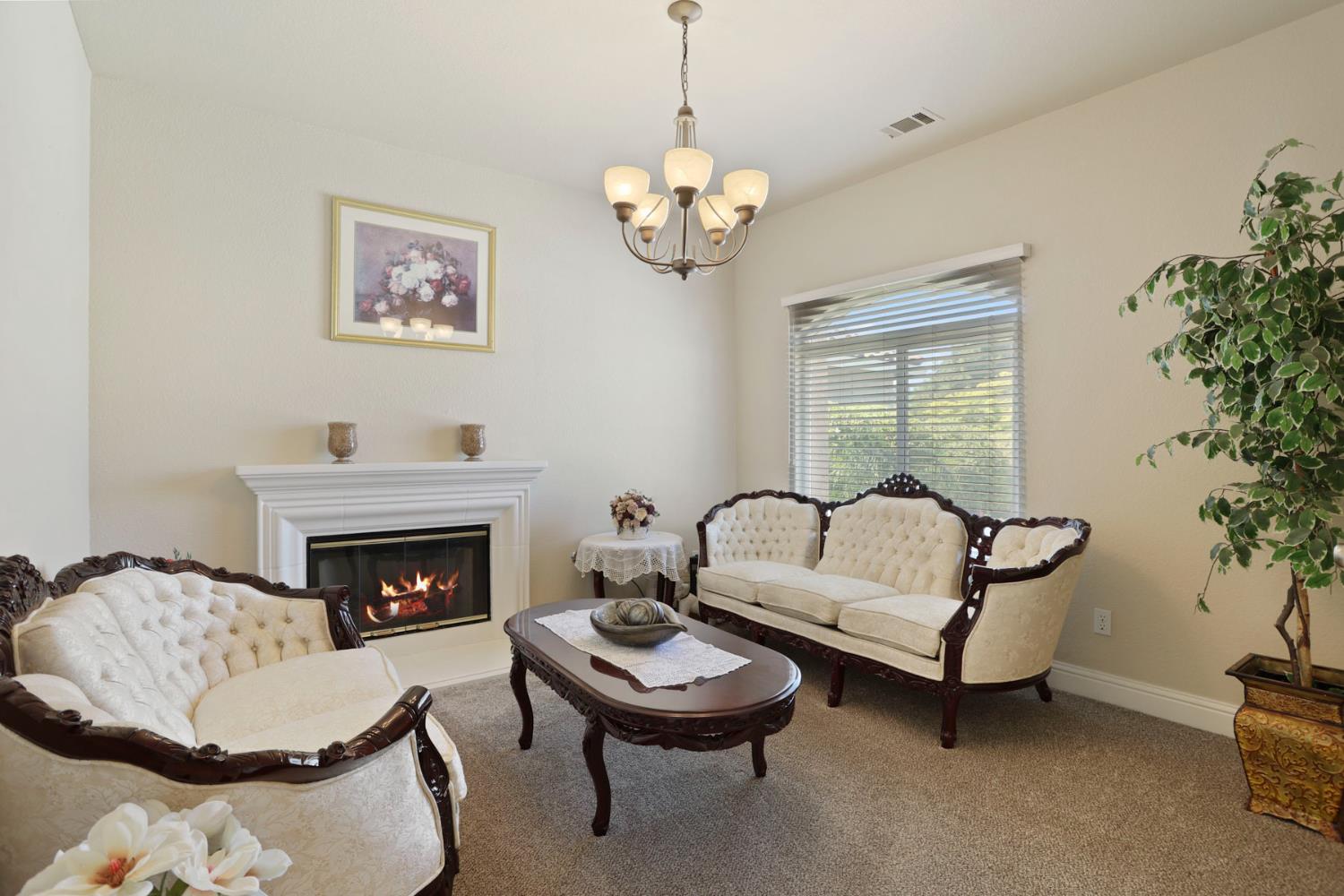 Detail Gallery Image 8 of 41 For 1930 Crystalwood Ln, Lodi,  CA 95242 - 3 Beds | 2 Baths